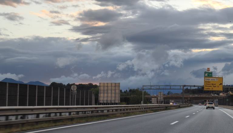 Slovenske avtoceste dobivajo nove radarje: poglejte, kaj bodo merili