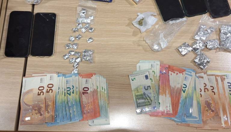 Policisti v Ljubljani ustavili 20-letnika: V avtu več kot 70 zavitkov kokaina, heroin in 5.000 evrov