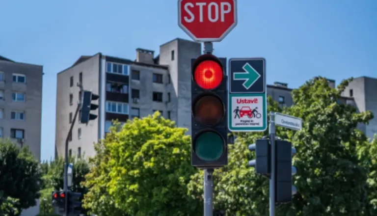 Ta znak Ljubljančanom še vedno povzroča zmedo, zato je občina na 22 lokacijah dodala opozorila