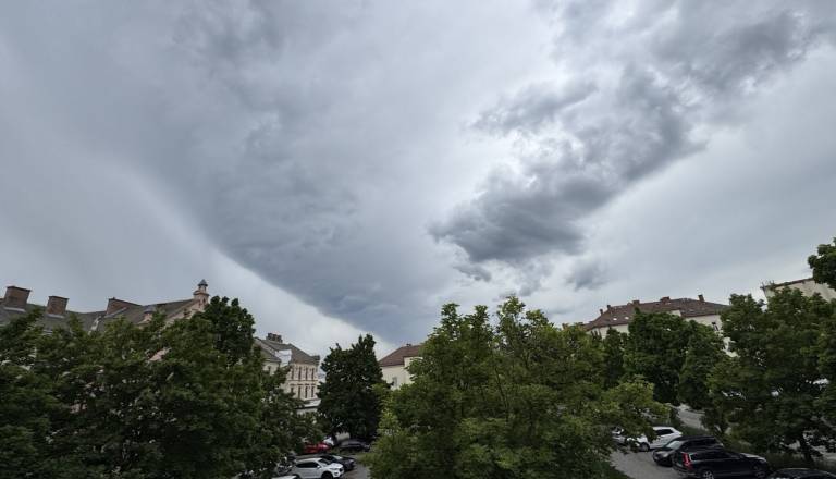Po sončnem ponedeljku vremenski preobrat: Najprej močne nevihte, nato udar vročine
