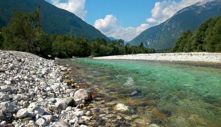 Žena ga je v Soči opazila negibnega z obrazom v vodi, 56-letniku ni bilo pomoči