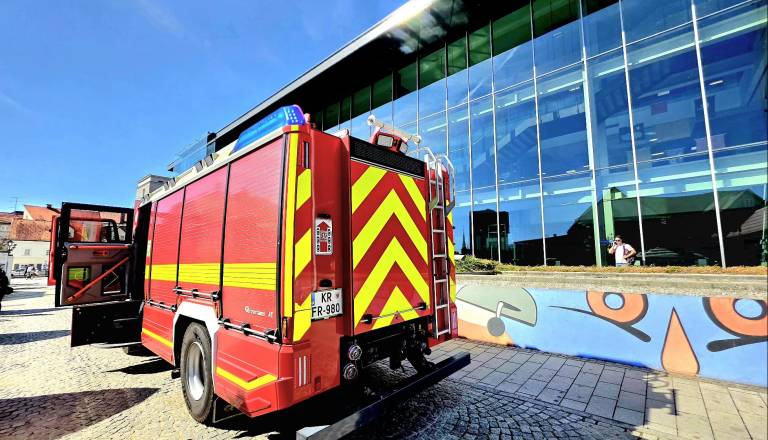Požarni alarm v središču Kranja: knjižnico morali izprazniti