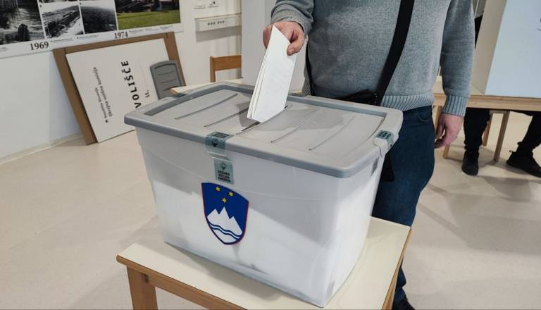 Poslanci potrdili tri referendume: Na volišča predvidoma 11. oktobra