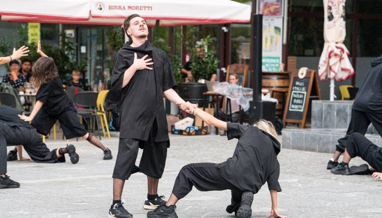 FOTO in VIDEO: Plesni spektakel na Slovenski ulici odprl festival Front@