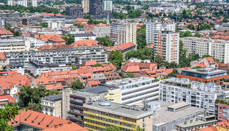 Bi morala tudi Ljubljana kaznovati lastnike praznih stanovanj? Predlog sprožil burno razpravo