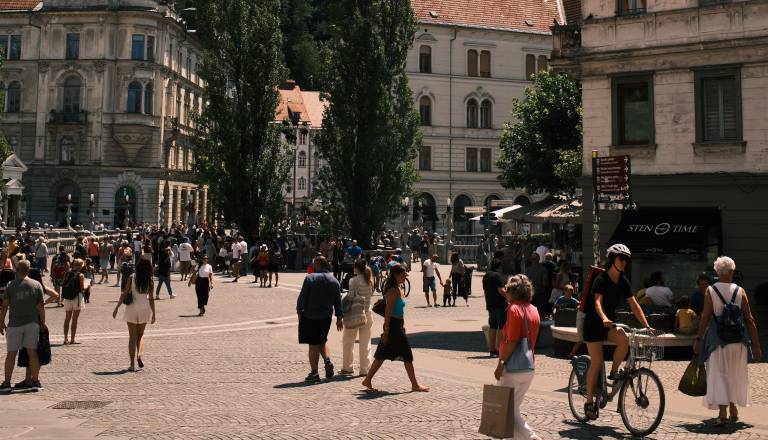 Ljubljančana zmotile stojnice na Prešernovem trgu, inšpektorat pa: Dovoljenje imajo