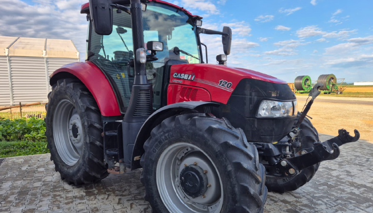 Poškodovali ograjo in ukradli traktor, policija prosi za pomoč