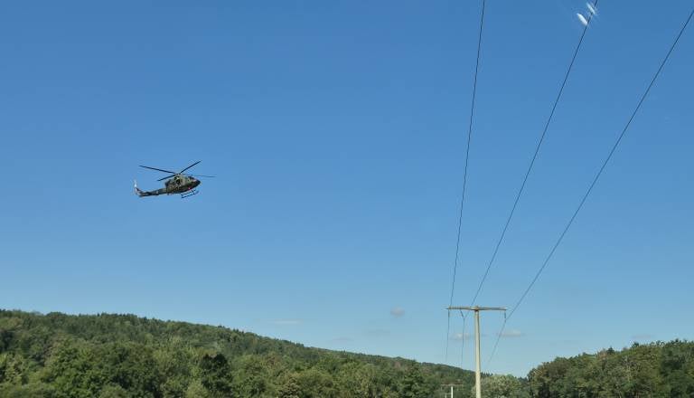 FOTO in VIDEO: Traktorju na Goričkem odtrgalo kolo, poškodovano osebo odpeljal helikopter Slovenske vojske