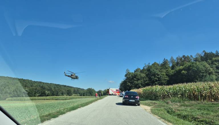 FOTO in VIDEO: Na Goričkem huda nesreča, cesta zaprta, posreduje helikopter 