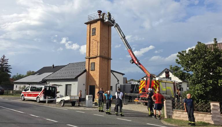 Gasilstvo ne pozna občinskih meja: Ormoški gasilci priskočili na pomoč pri selitvi sirene