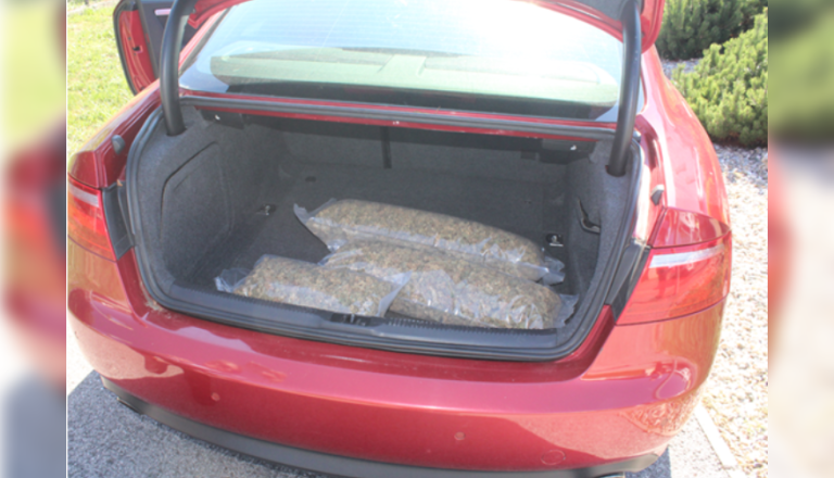Policisti ustavili 29-letnega Štajerca, nato pogledali v vozilo: Našli skoraj tri kilograme konoplje