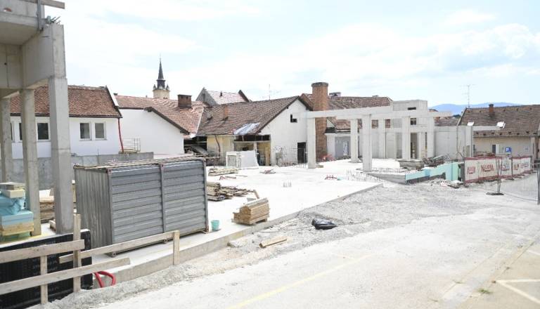 Pri novomeški tržnici bodo spet gradili, a najprej bodo na vrsti arheološka dela