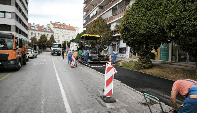 Tako je po novem urejen prostor pred glavnim vhodom v UKC Maribor
