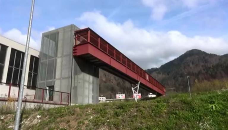 Nevarno početje na Hrenovci: odprli servisni dostop do dvigala