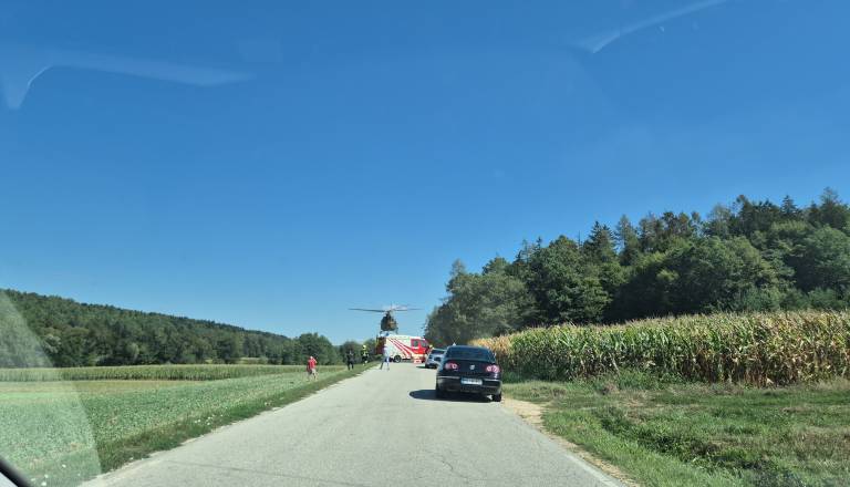 V hudi nesreči na Goričkem udeležen otrok, s helikopterjem so ga prepeljali v UKC Maribor