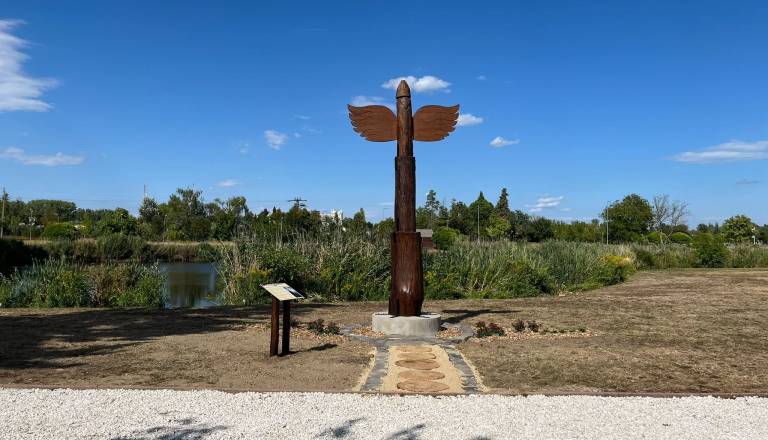 Na Madžarskem postavili spomenik, nato so ga hitro odstranili. Vidite, zakaj?