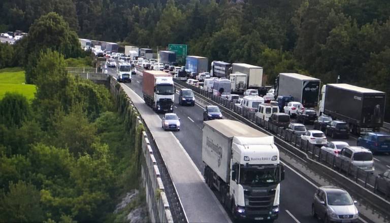 V prometni nesreči na avtocesti trije mrtvi, še dva poškodovana