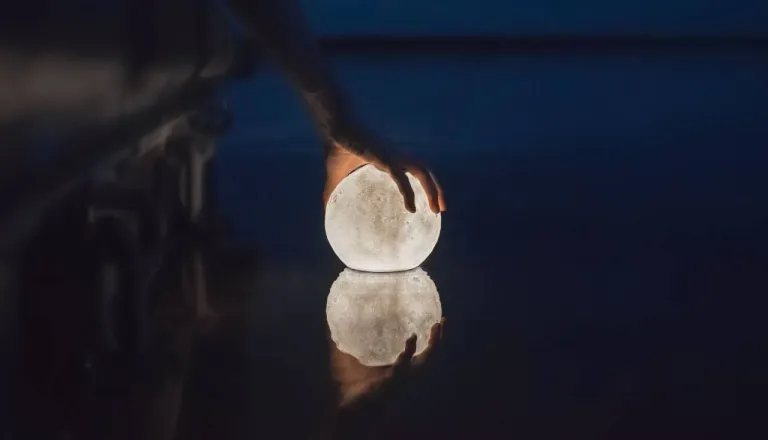 Bliža se lunin mrk, pred nekaterimi znamenji so težke odločitve