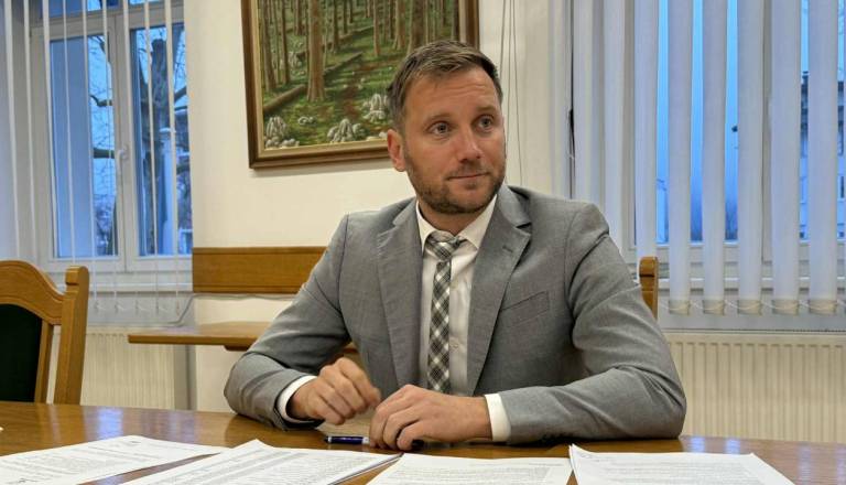 Trava ne raste več, zaloge krme kopnijo: župan zahteva vključitev Kočevja med prizadete občine