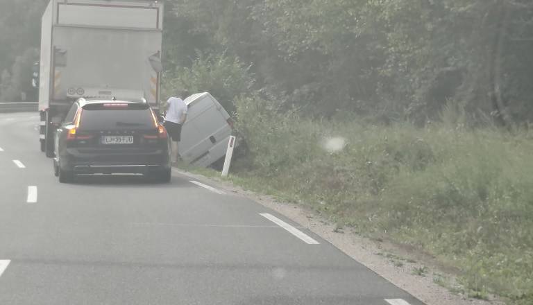 Kombi na Dolenjskem končal v jarku, voznike pozivajo k previdnosti