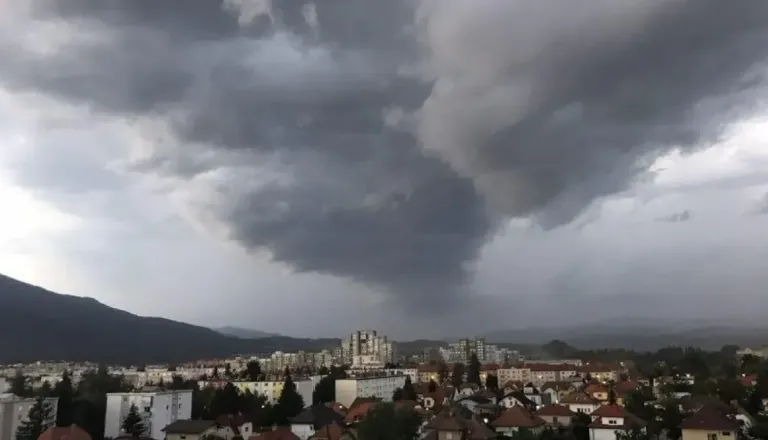 Po vročem dnevu prihaja vremenski preobrat: Ponoči pa zlom poletja