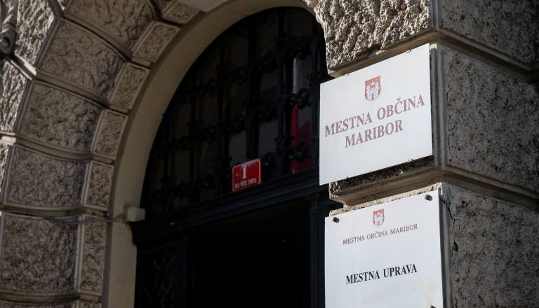 Bi delali na mariborski občini? Iščejo nove sodelavce, znano tudi, koliko ponujajo