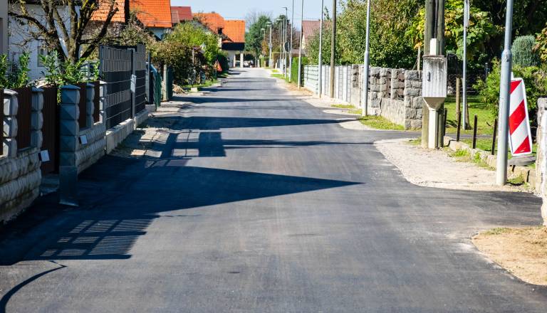 Tri ptujske ceste čakajo na ureditev: občina pojasnjuje, zakaj letos še ni bilo del