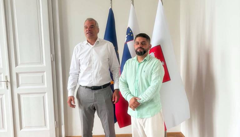 Mariborski Romi razočarani po sestanku z Arsenovičem: Rekli so nam naj se znajdemo sami!