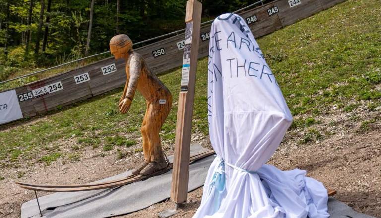 Ob Domnu zdaj še Nika Prevc, Planica ovekovečila oba svetovna rekorderja