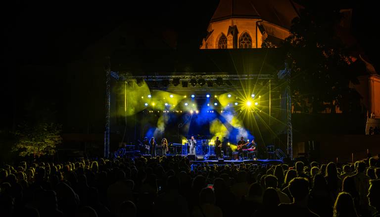 FOTO in VIDEO: Arsana sklenila festivalsko zgodbo z dvema generacijama hrvaške glasbene scene