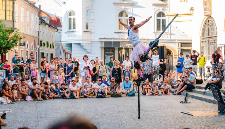 FOTO in VIDEO: Žonglerski spektakel na Ptuju navdušuje na vsakem koraku