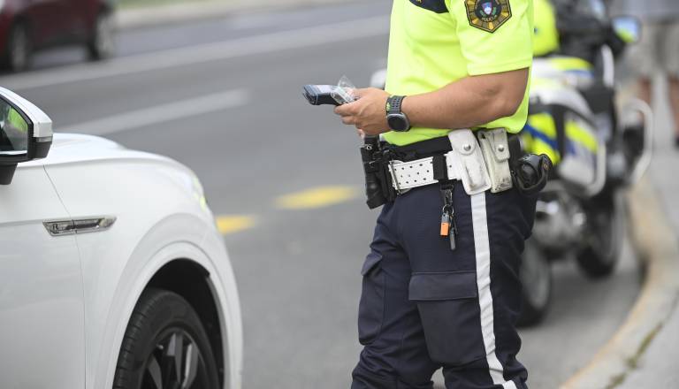 V Ormožu poskus kraje avtomobila, voznik končal v drevesu