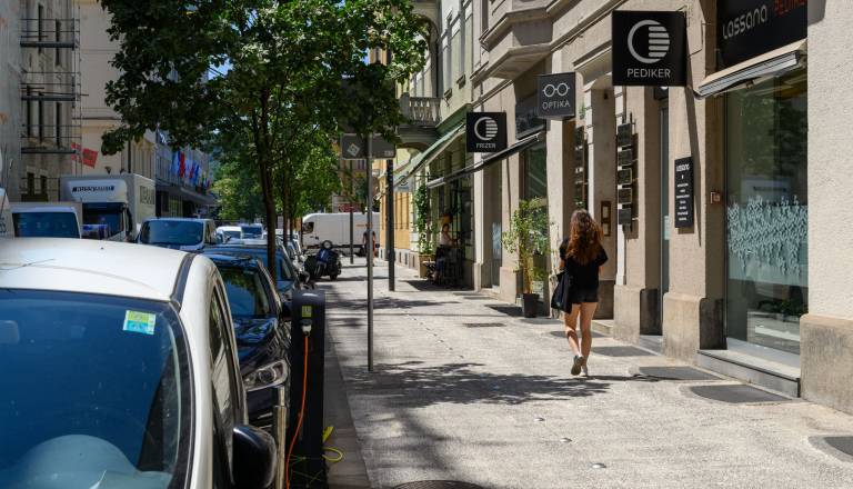 Vedno manj parkirišč za bencinarje in dizelaše v centru: Janković stanovalce pošilja v garaže, kakšna je čakalna vrsta?