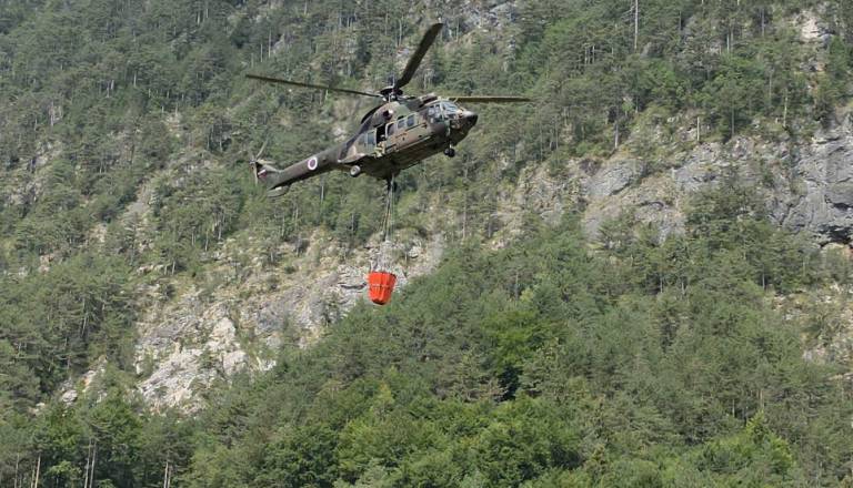 237.000 litrov iz letal, 162.000 iz helikopterjev: tako so (uspešno) gasili požar nad Bovcem