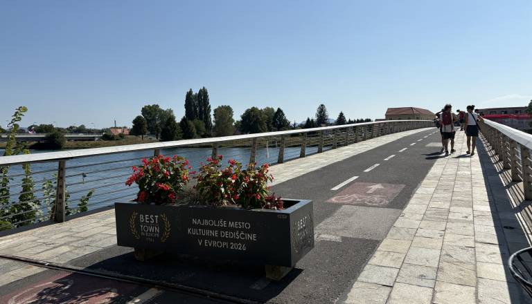 Novo korito na ptujskem peš mostu razburilo kolesarje: Ovira ali ukrep za večjo varnost?