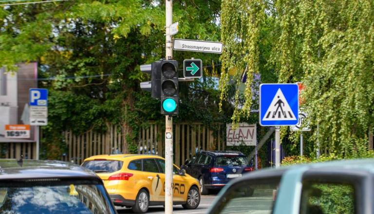 Bi zelena puščica v mariborskem križišču zmanjšala kolone? Mariborčan predlaga spremembo semaforske ureditve