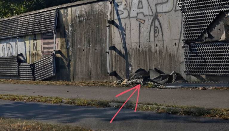 Skoraj je padel s kolesa, poškodovana ograja na Fužinah pa še vedno čaka na sanacijo