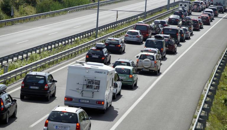 Zadnja avgustovska nedelja v znamenju gneče, na cestah številni zastoji