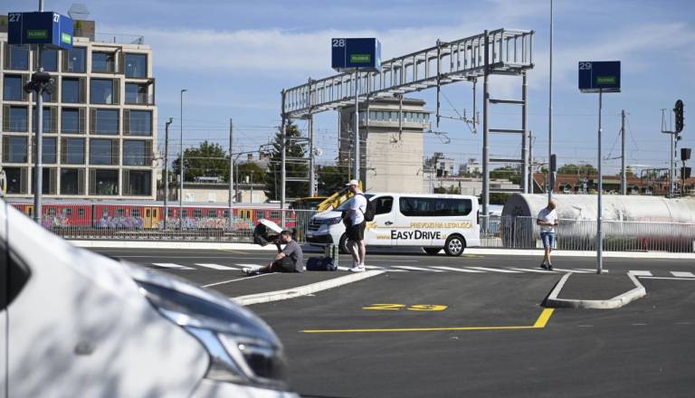 Odprta šele teden dni, kritike pa vse glasnejše: Kje je senca za potnike?