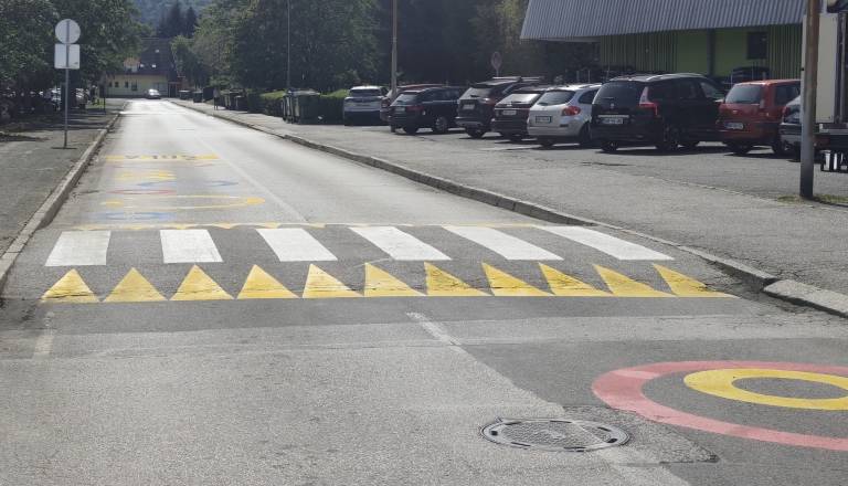 Kaj se je spremenilo pred mariborskimi šolami? Vozniki bodo razliko hitro opazili