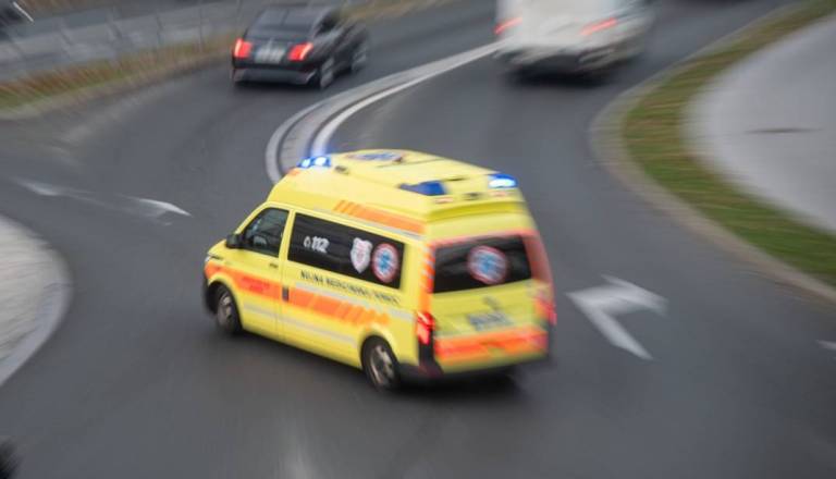 Motorist zapeljal v kanjon reke Kokre, hudo poškodovanega s helikopterjem odpeljali v bolnišnico