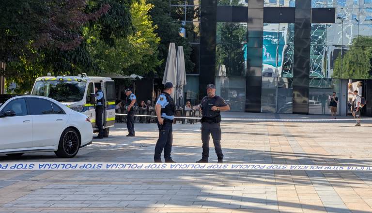 FOTO in VIDEO: Drama na Trgu Leona Štuklja: Odjeknili naj bi streli, policija prijela tri osebe