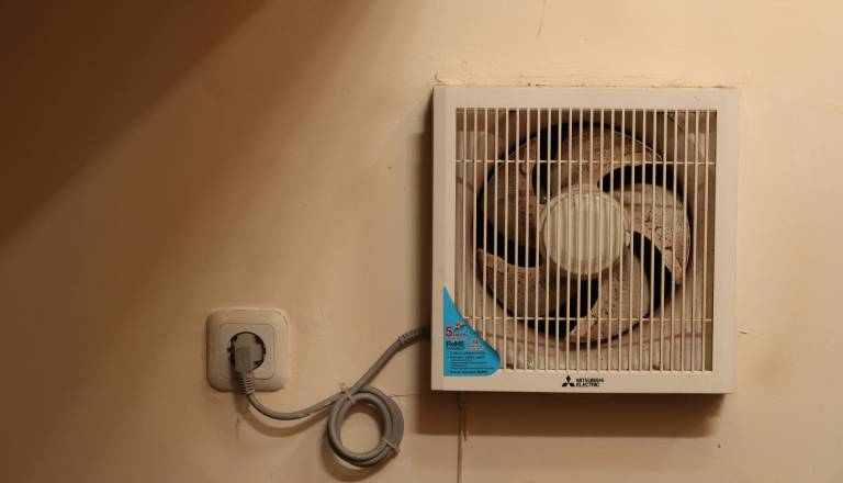 V Ljubljani zagorel ventilator v kopalnici, gasilci iz stanovanja rešili osebo