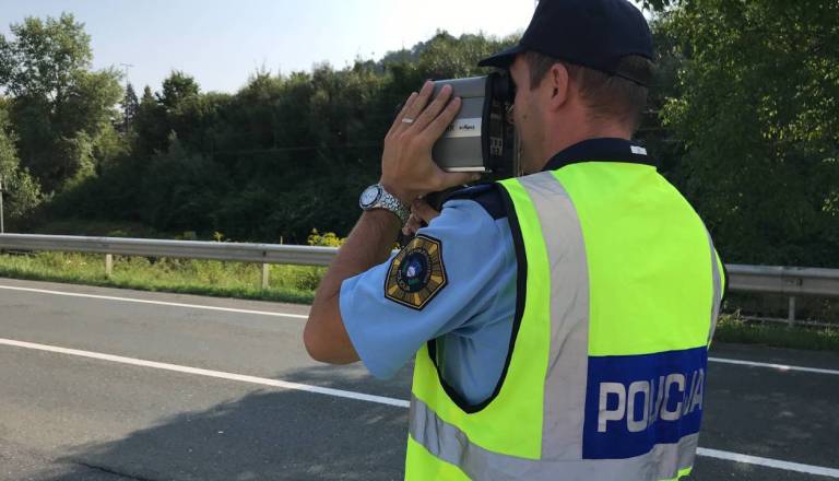 Mariborski policisti v akciji, danes okrepljen nadzor hitrosti na mariborskih cestah