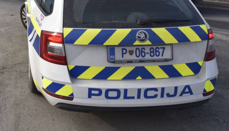 Na Hajdini voznik trikolesnika trčil v srno, njegovo življenje je ogroženo