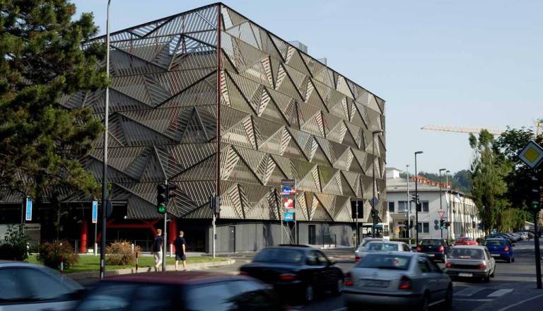 »Ko si bolan, še parkirnino plačaš«: Janković zavrnil brezplačno parkiranje pri UKC Ljubljana