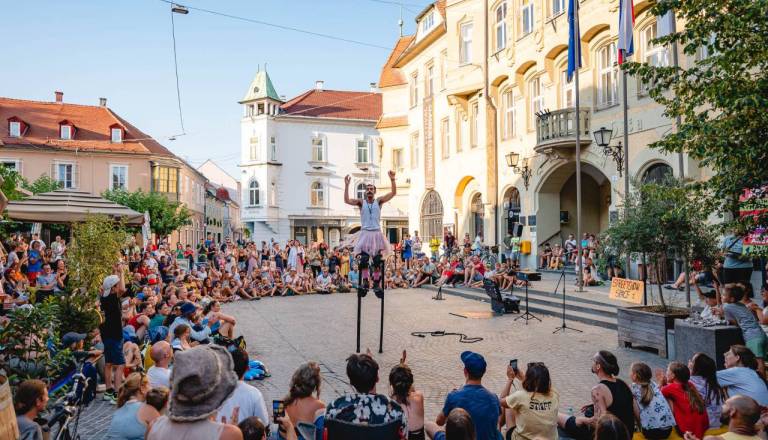 Ptuj vabi na razgiban konec tedna z žonglerskim spektaklom, glasbo in poletnimi doživetji