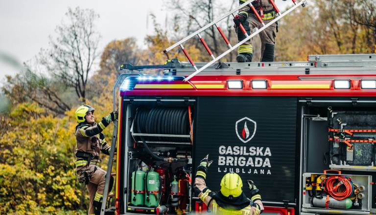Jutranja drama v Ljubljani: Avtomobil zajel ogenj, občani prvi začeli z gašenjem