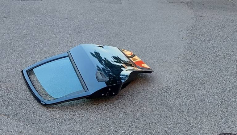 Fiat je odpeljal, vrata pa pustil na parkirišču