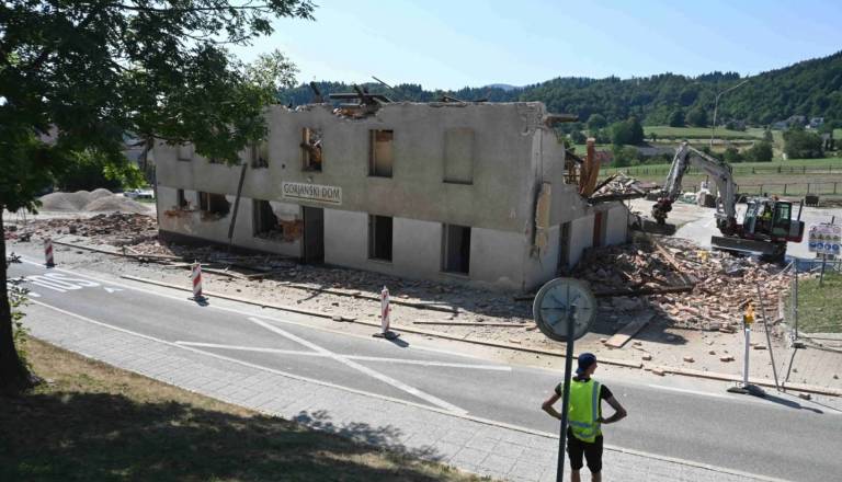 V Gorjah pada simbol kraja: Začenja se rušenje starega doma